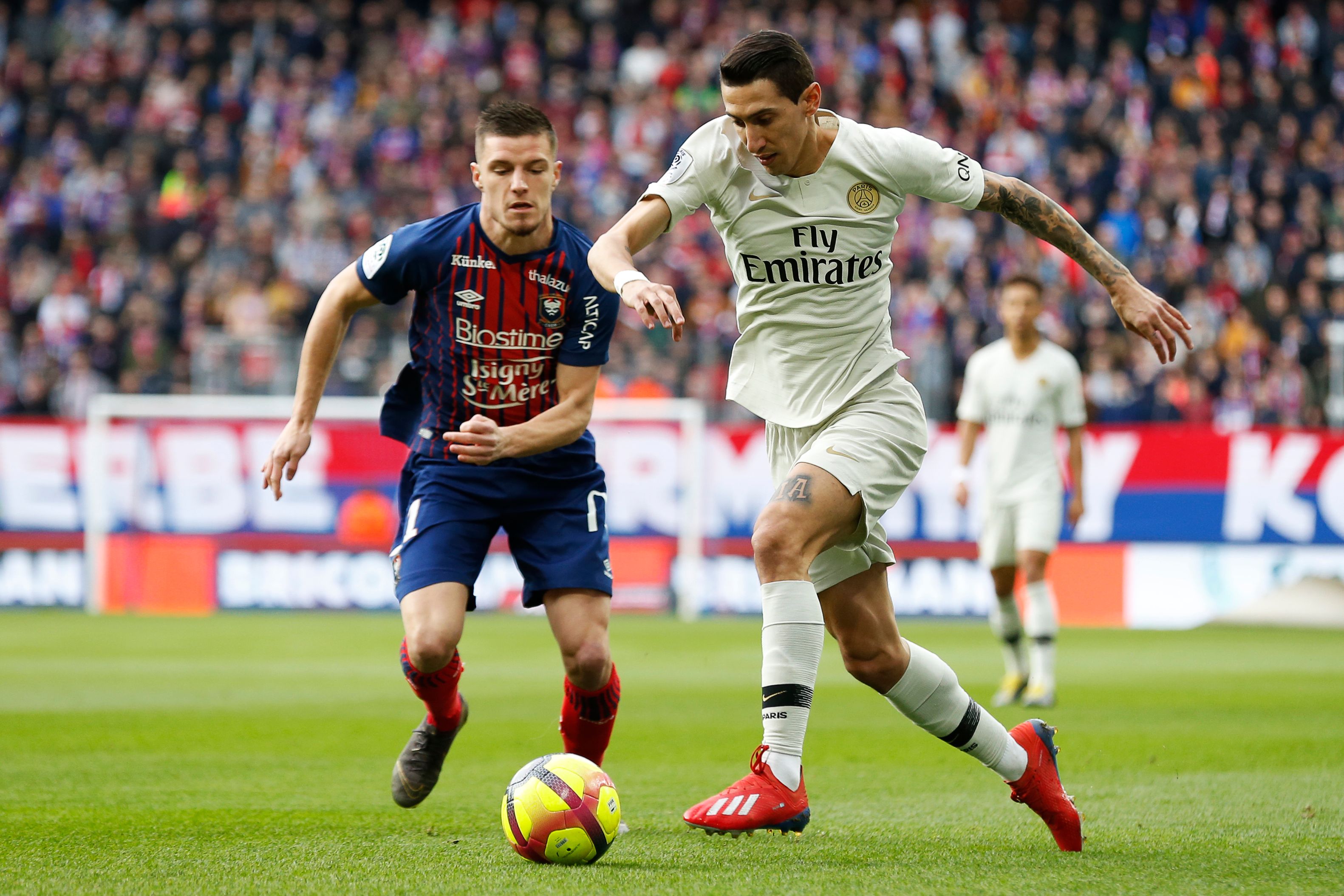 古德利晒防守贝林厄姆照片，后者调侃：抱得太紧了兄弟🤣❤️（古德利晒与贝林厄姆对抗照，贝林厄姆打趣：兄弟，你抱得太紧了🤣❤️）