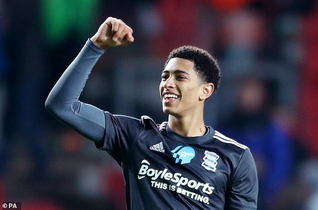 荷兰客战波兰：范戴克、廷贝尔、加克波首发，莱万出战