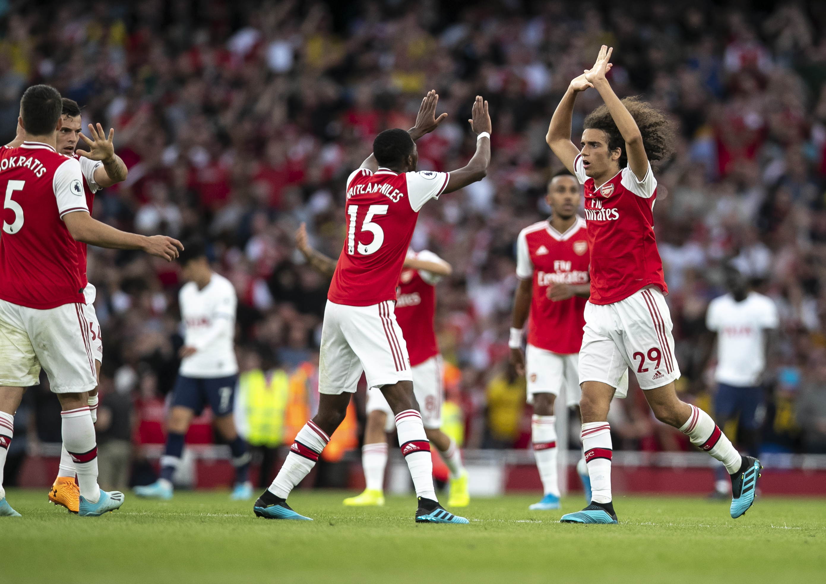 足球英超争冠形势复杂，六队仍有希望