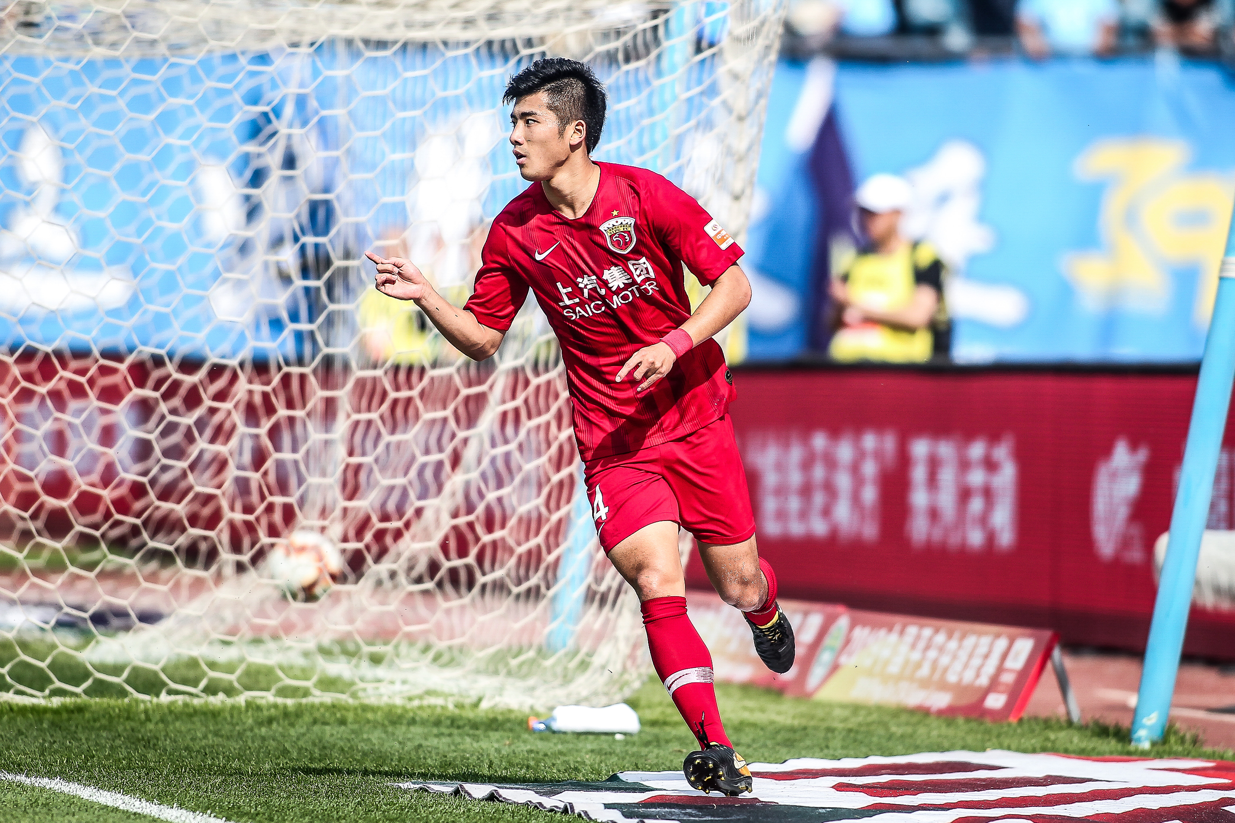 孙颖莎因伤缺席乒超半决赛：与深大情谊永不缺席，祝队友取得佳绩（孙颖莎因伤无缘乒超半决赛，心系深大，祝队友再创佳绩）