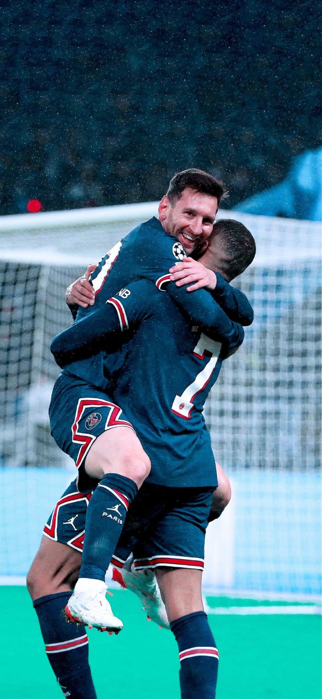 六台：维尼首次感觉到不受皇马球迷全力支持，对续约产生疑问（六台：维尼首度感到皇马球迷支持不足，续约意向生疑）