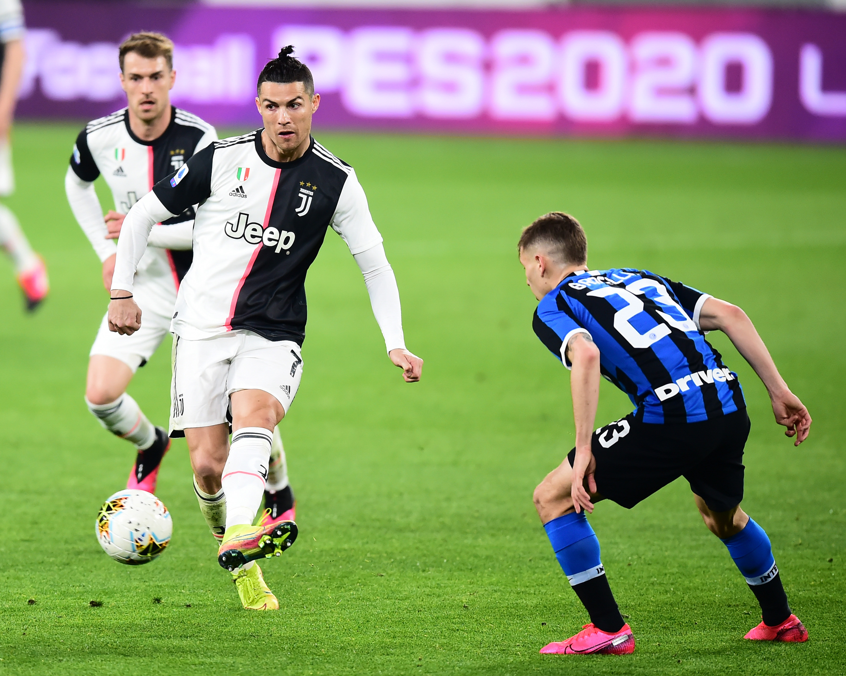 传奇奥斯卡满血复活看海港亚冠 球迷喊队危 ！速归！