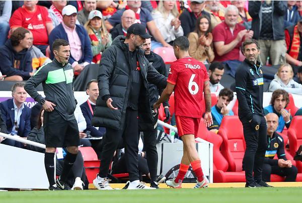 萨拉赫落选！利物浦仅19人出征欧冠 纯血边锋只剩1人（萨拉赫未入选！利物浦欧冠仅19人随队 纯血边锋仅余一人）