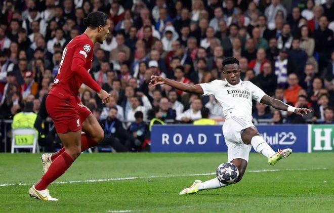 C罗一家海边度假，乔治娜晒比基尼展示性感身材