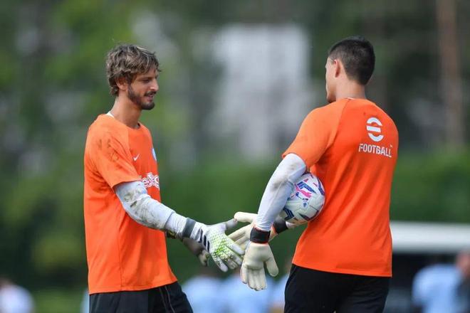 TA：菱形中场巩固了红军防守，伊萨克&埃基蒂克组合仍需磨合