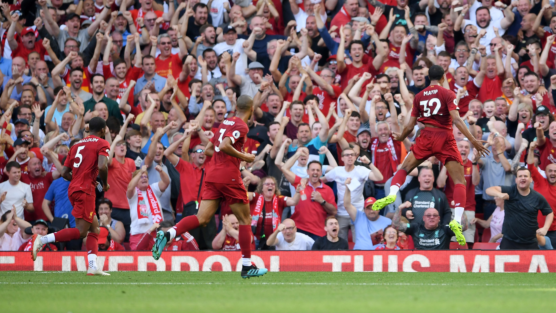 卡拉布里亚欧联攻入制胜球！挑球扣过对手+外脚背撩射一气呵成（欧联赛场卡拉布里亚制胜一击：挑球过人后外脚背劲射，一气呵成）