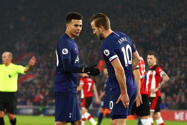 姆伯莫打进一球，吃到一张黄牌，赛后收获7.8的虎扑评分！