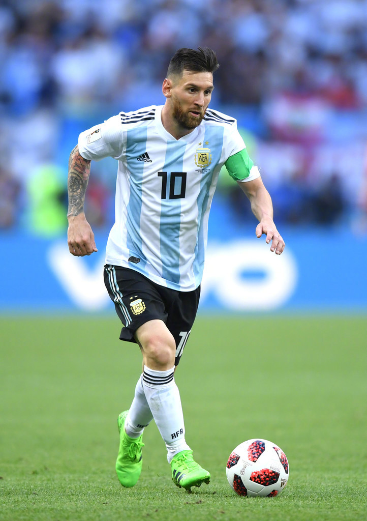 马格德堡球员庆祝进球，不幸跌入2.7米深的沟中但安全逃出