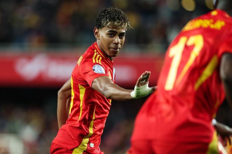 德比迎来关键胜利，米兰升至意甲积分榜第二（德比战告捷，米兰跃居意甲第二）