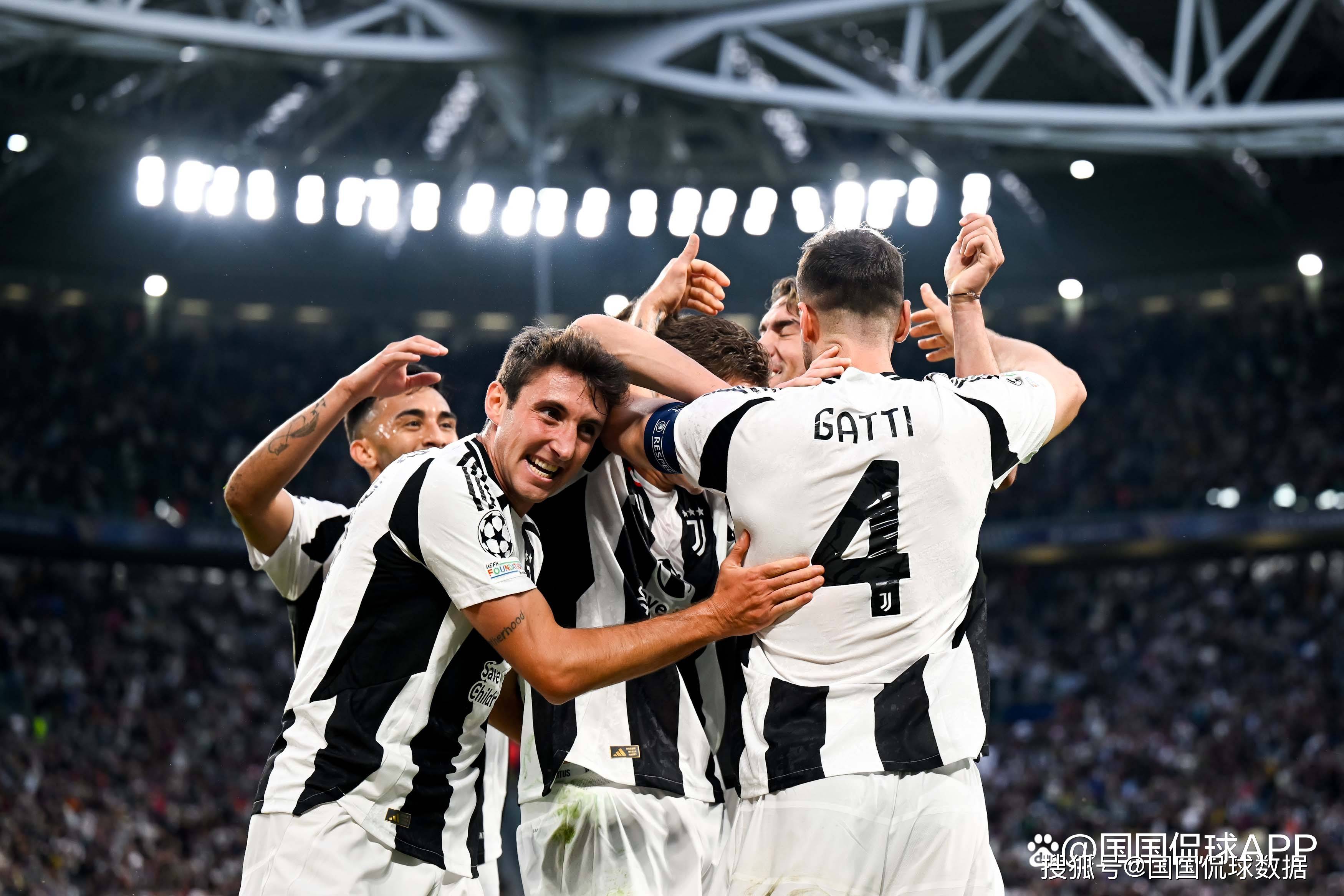 回顾曼联vs樱桃争议判罚：塞梅尼奥“锁喉”仅染黄，疑似多次手球（曼联对樱桃判罚惹争议：塞梅尼奥“锁喉”仅黄牌，多次疑似手球成焦点）