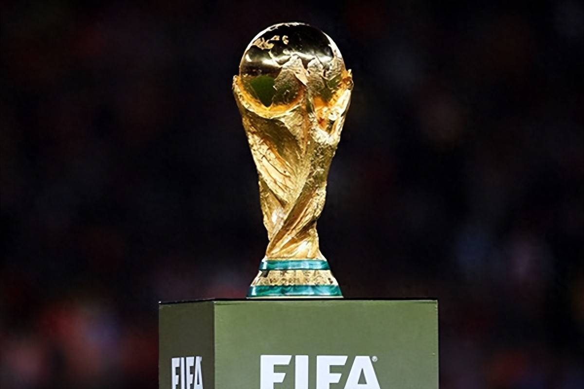 赖因德斯谈自己与德布劳内比较：我属于B2B中场，定位为8号位球员（赖因德斯谈与德布劳内对比：自认B2B型中场，司职8号位）