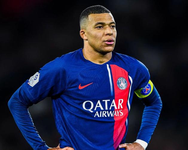 来砸场子的？几位C罗球迷现身梅西印度行看台，被安保请出场（几名C罗球迷亮相梅西印度行看台，随后被安保请离场）