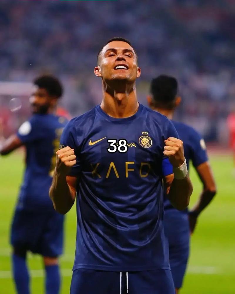 足球欧洲豪门爆发争吵，队内矛盾浮出水面（欧洲足坛豪门更衣室冲突升级，内部矛盾浮现）