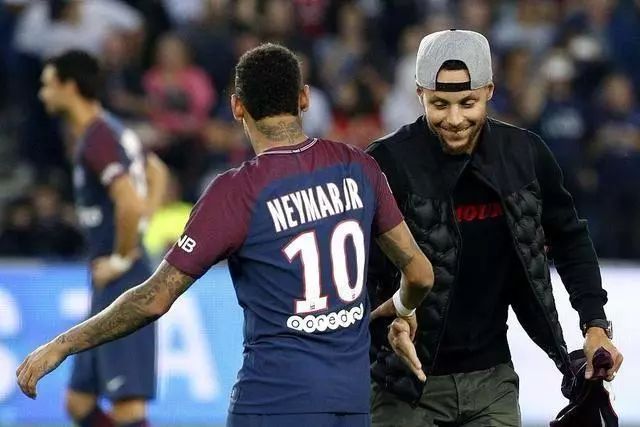 特里：08年欧冠决赛罚丢点球后，脑子闪过从25楼跳下念头（特里自述：08欧冠点球失手后，一度闪过从25层跳下的念头）